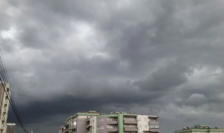 Moti për sot, paralajmërohet të ketë sërish shi e vërshime