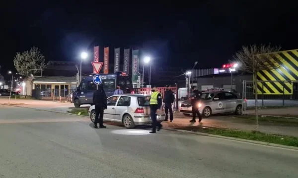 Police avec un contrôle strict pour empêcher la propagation d'Ovid 19
