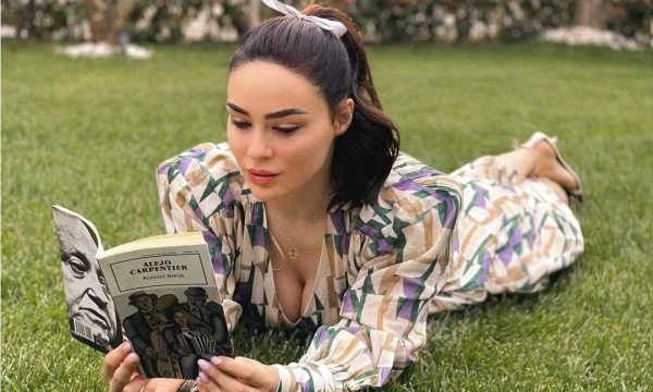Jansilla montre des seins comme elle apparaît dans le jardin lecture