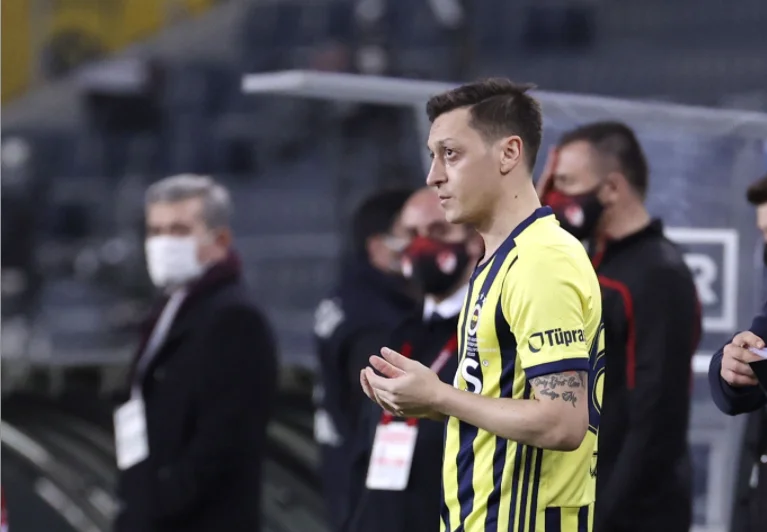 Ozil shows classe pour le Ramadan, offre très étourdissant à la charité