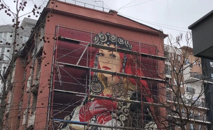 Ferizaj fait de la murale Rita Ora, chanteuse excitée