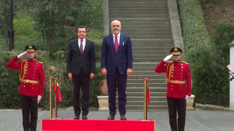 Ncuk, uk, scuk: Questa è la risposta di Edi Rama alla campagna di Albin Kurti in Albania