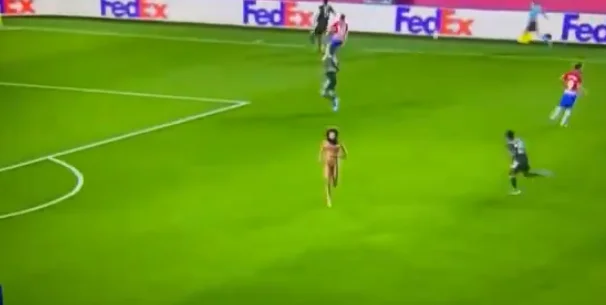 El momento en que una persona no entra en el campo e interrumpe el partido de Granada Man United
