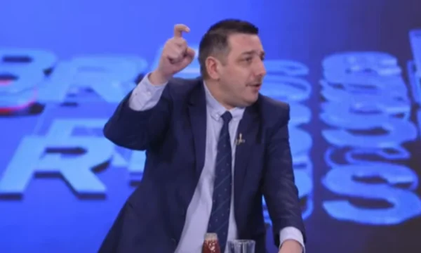 Syla: En ausencia de Thaci y Wessel, las partes esperaban señal de arma.