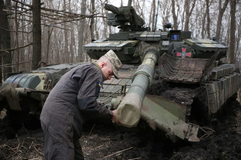 Guerre avec l'Ukraine: la Russie renforce la présence militaire à la frontière, inconnue à quoi s'attendre