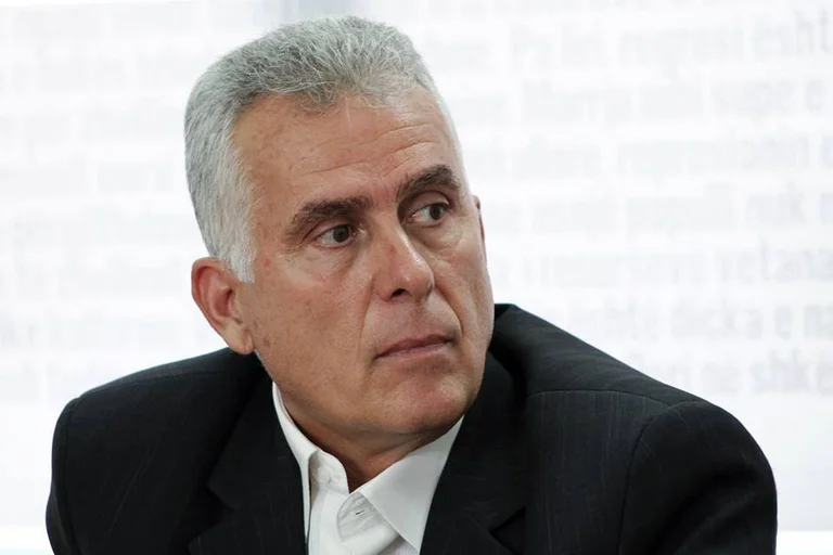 C'est quoi, l'oncle de Glauk, conseiller ministériel Albin Kurti ? Il sort plus près que Glauk lui-même.