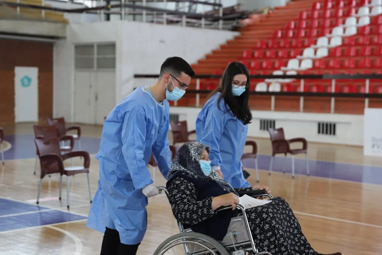 Infectólogo Ramadani: Error profesional que da vacuna sin testar