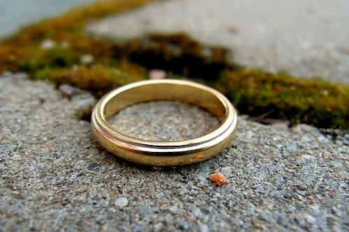 El baño de sangre es atacado, tres anillos de oro tomados del dedo