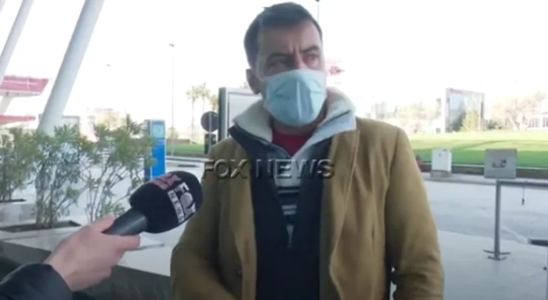 Kosovar va a Rinas para viajar, no sabe que los vuelos son cancelados