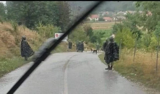 I residenti dicono che la gendarmeria serba è entrata in Karacevèa trattato dal governo, il comune di Kamenica