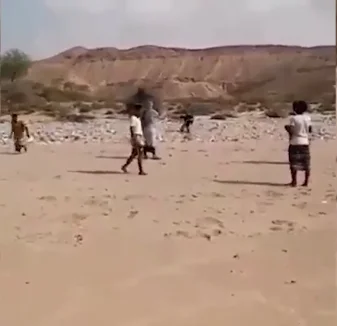 Extraño en Yemen: Usando estaño en lugar de silbatos en un juego de fútbol