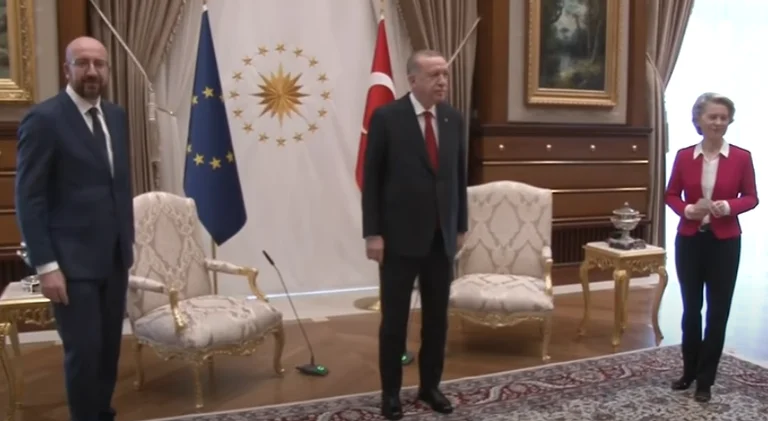 Erdogan espera Von der Leen pero no comparte sillas para יx0
