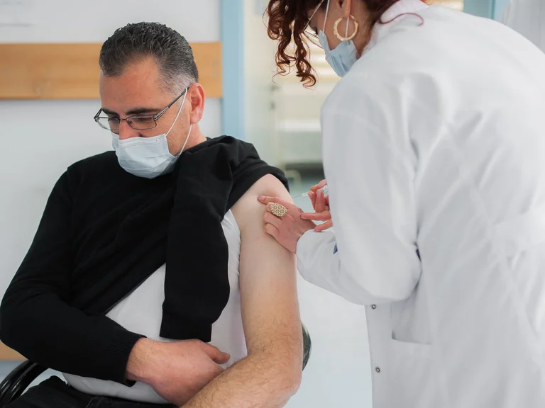 Inoculation beginnt in Kamenica, dem Gesundheitspersonal Priorität eingeräumt