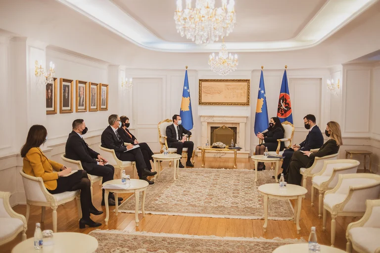 Kurti, Vitia, Gervala, Mehei bei einem Treffen mit Präsident Osmani diskutieren drei Themen