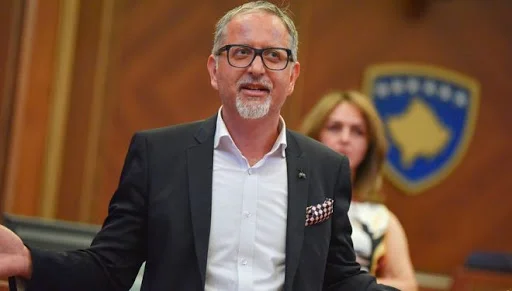Vitia nombra asesor, hermano del diputado VV