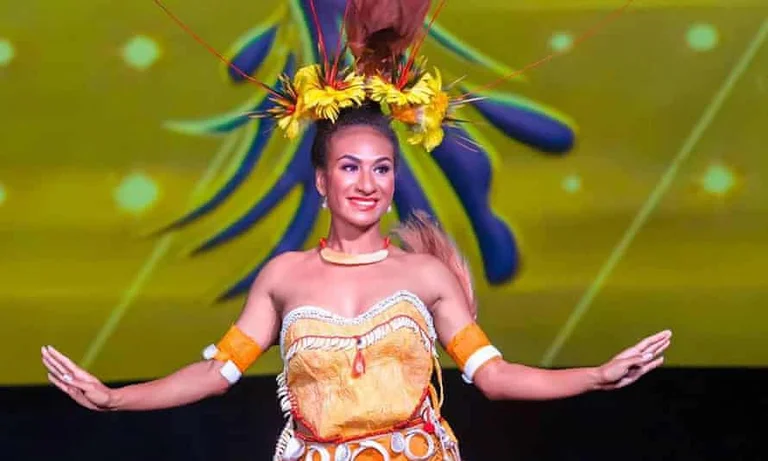 La Srta. saca su corona porque se la quitó en TikTok