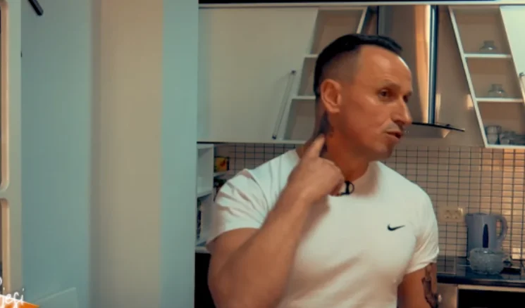 Tiene un tatuaje en su cuerpo, Albin Kurti. Va a conseguir a Vyosa Osman.