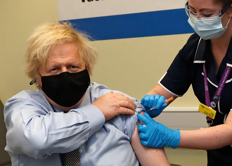 Johnson: Continuez à vacciner avec AstraZeneca