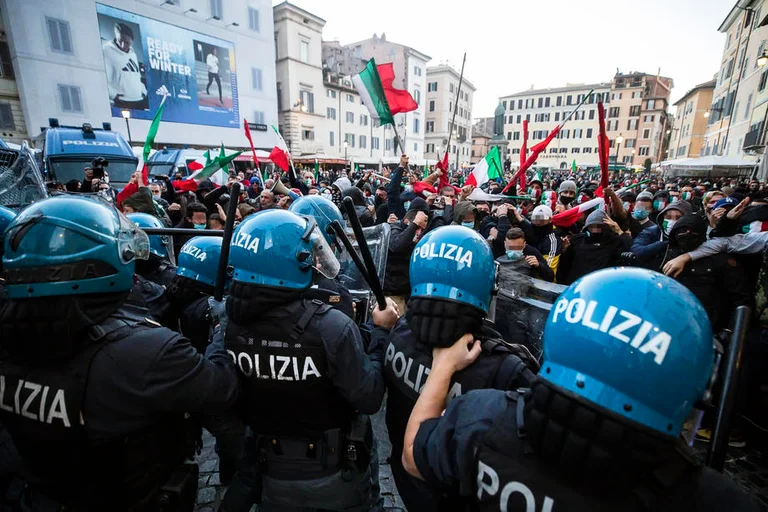 Anti measures CO VID-19, protests in Italy erupt