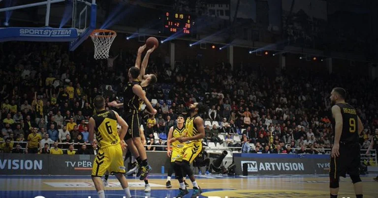 The pine triumphs against the Brethren, passes to the semifinals of the Unic League