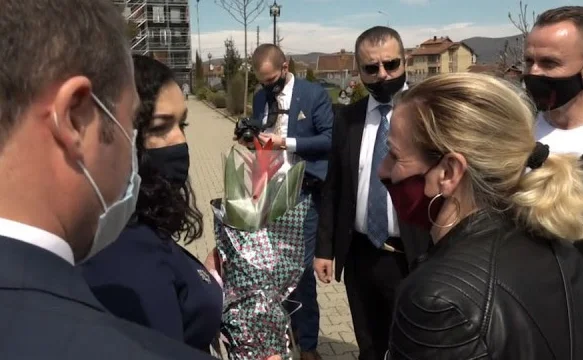 Vjosa Osmani charge un emploi à son mari: L'eau vous fleurit Prondon (Vidéo)