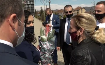 Vjosa Osmani charge un emploi à son mari: L'eau vous fleurit Prondon (Vidéo)