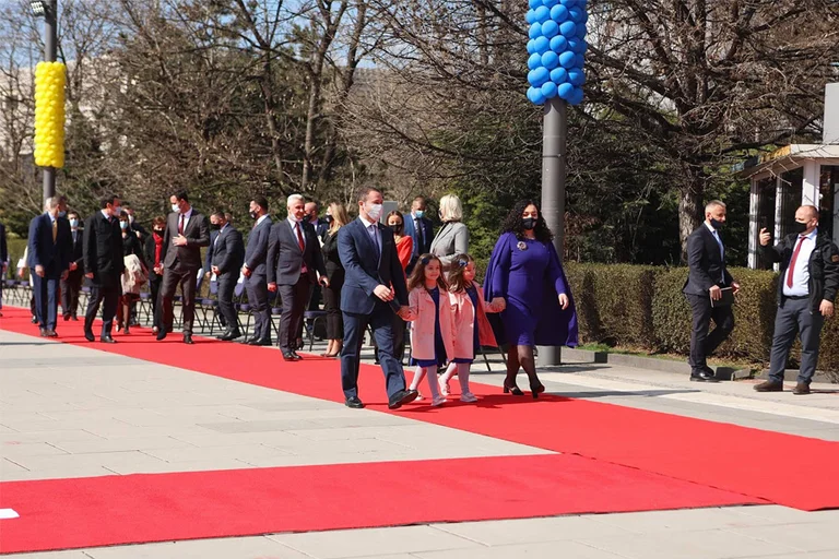 Osman en robe royale, tout comme la reine d'Espagne et Ivanka Trump