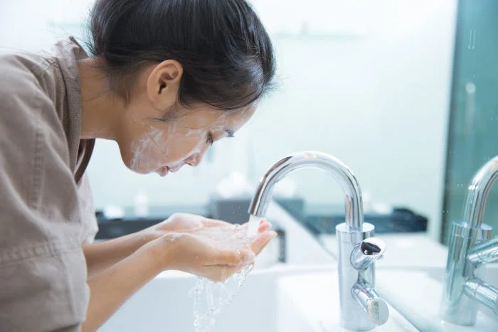 Rule #60 seconds does wonders for the skin, and dermatologists recommend it