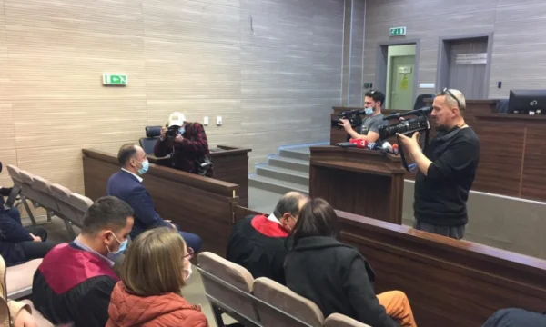 Libun Aliu llega a la corte, espera que se inicie un juicio contra él