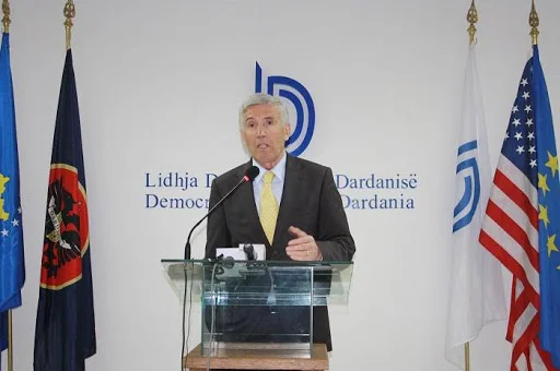 LDK drapeau nouvelle Vjosa Osmani mis à la présidence
