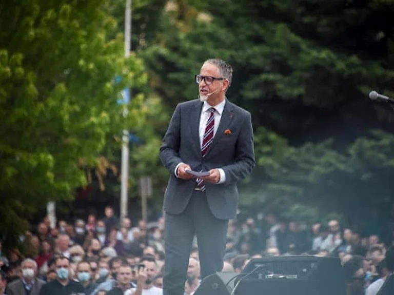 Con la propuesta de Arben Year, las medidas contra David-19 que una vez violó por su cuenta