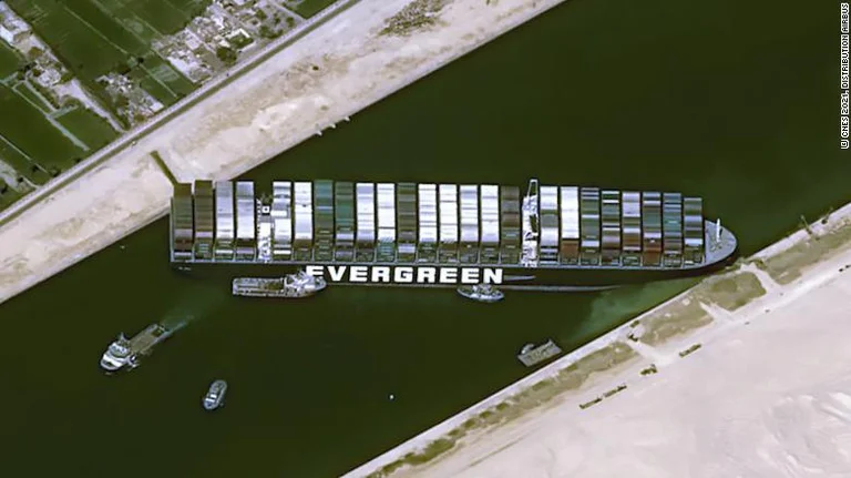 La primera mujer de Egipto fue culpada por bloquear el Canal de Suez del buque de carga