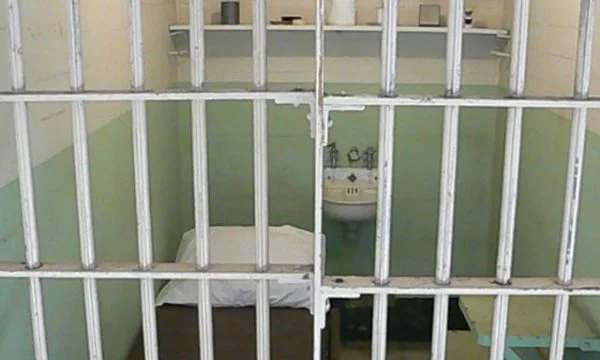 Lié à sa fille pour le 1er avril, 58 ans finit en prison