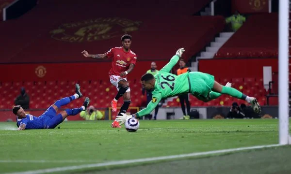 Manchester United derrota a Brighott con derrocamiento