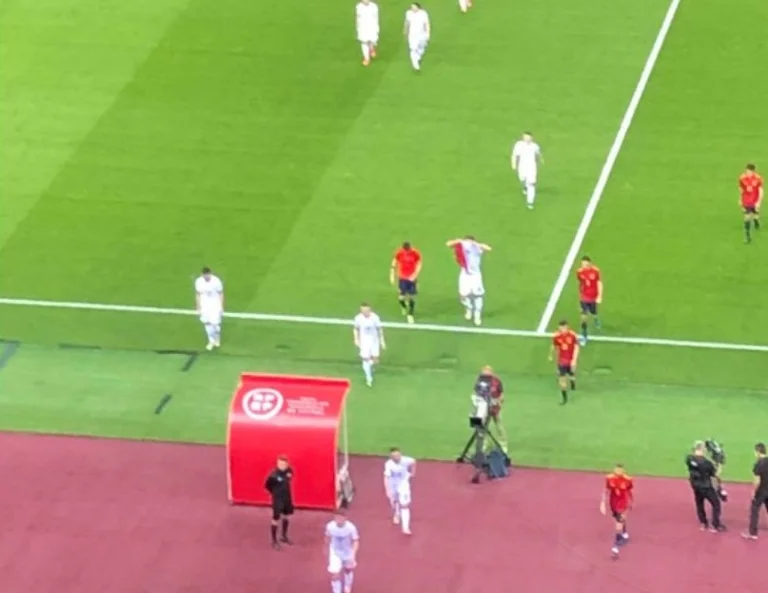 Questi giocatori di calcio nazionali del Kosovo hanno scambiato i tifosi con De Gean, Busquets e Ramos