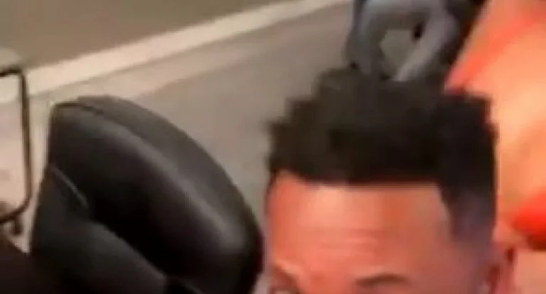 Ehemaliger berühmter Fußballspieler lebt in Instagram mit nackten Mädchen