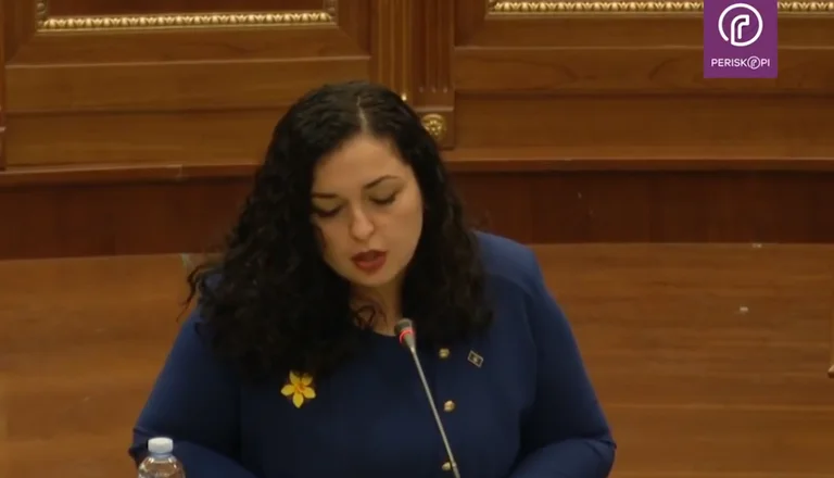 Vjosa Osmani llora en el Parlamento después de ser elegido presidente