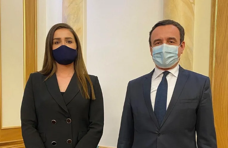 Albin Kurti présente le député élu qui l'a reçu PDK