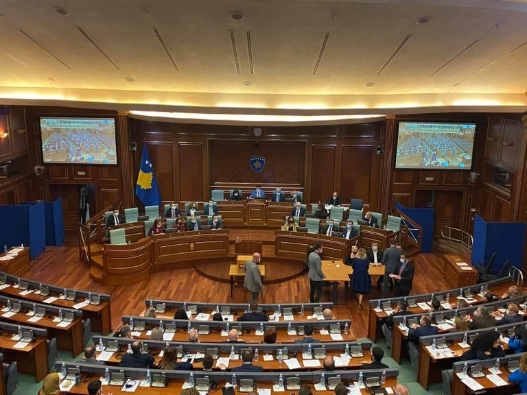 Pazar avec Kurt, Adem Hoxha participe au vote présidentiel