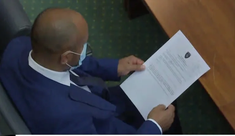 MPs Fadil Gashi und Adam Hoxha kommen an der Seite