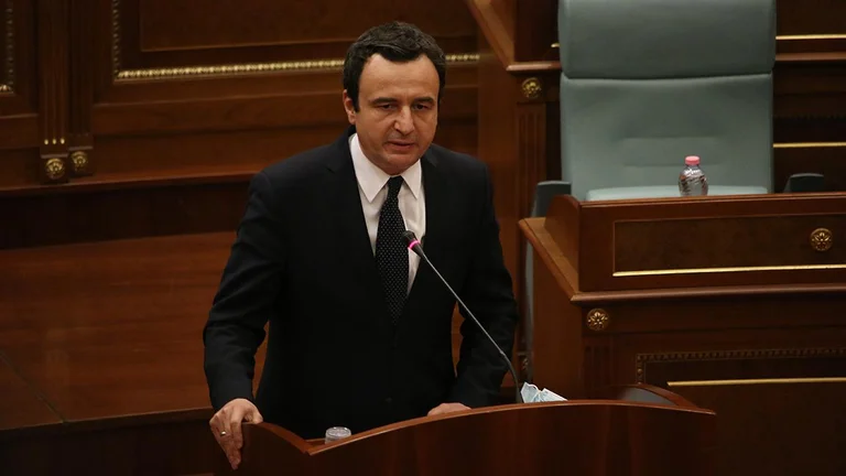 Kurti kujton ndërhyrjen e NATO-s, përmend tërthorazi luftën çlirimtare por jo UÇK-në