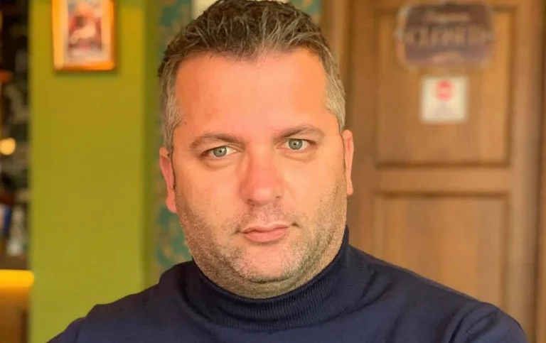 El socio de Xhavit Halit reacciona agudamente a VV: Eres el apestoso.