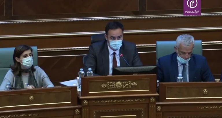 Not even in the first round of Sʹka Kuorum, only 79 votes -- the Parliament goes on a 30-minute pause.