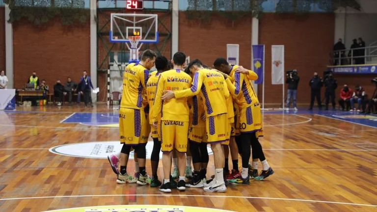Golden Eagle Ylli triumfon kundër Bashkimit
