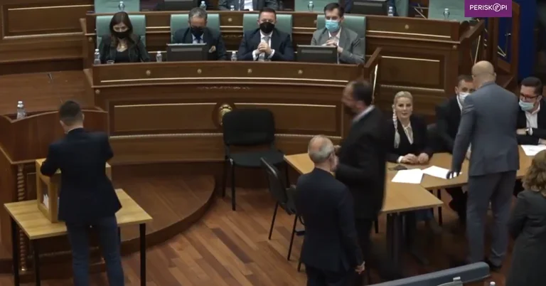 Nombre llamado, pero Agim Veliu no participa en la votación