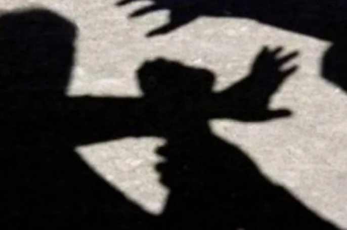 Page: Le garçon bat père, arrêté par la police
