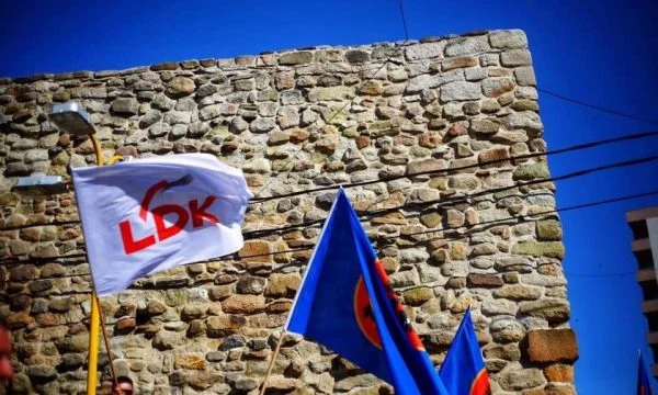 Anëtarja e Kryesisë së LDK-së e quan ‘shfaqje teatrale’ ceremoninë për pritjen e vaksinave