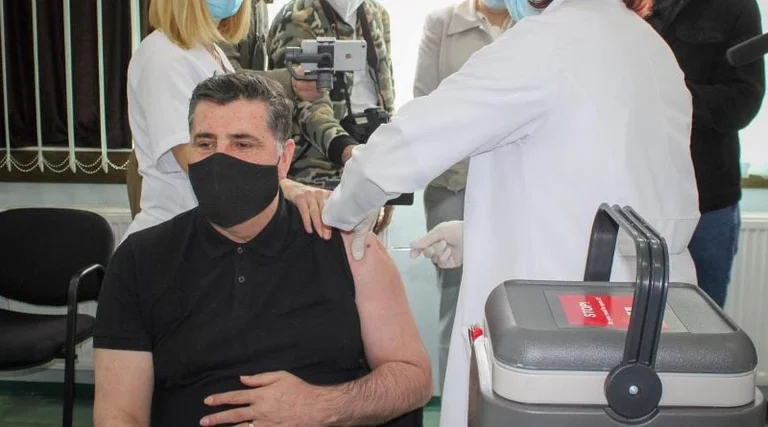 Después de que Albin Kurt, también Lutfi Haziri recibe la vacuna.