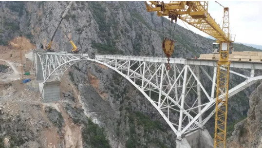 Rama presenta el puente más alto de Albania