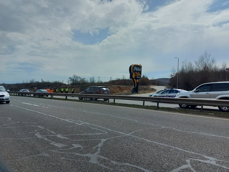 Accidente de tráfico pesado en Pristina-Peaj, roda un vehículo